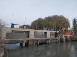 阿克苏市团结闸除险加固工程钢制闸门启闭机施工现场