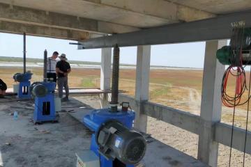 结然力克水库放水闸直连式启闭机安装现场