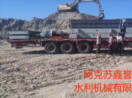 和田地区于田县钢闸门、启闭机到达施工现场