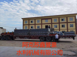 和田地区于田县平面钢闸门、启闭机装车完毕，准备发货