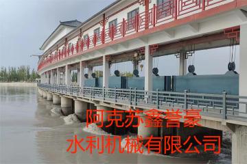 第一师拦河闸管理服务站钢闸门除锈、防腐项目施工现场