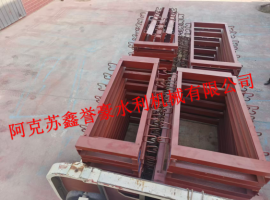 乌什县亚科瑞克乡托万克喀赞其9村防渗渠项目闸框装车发货